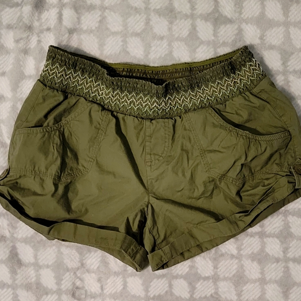 Army green cotton shorts